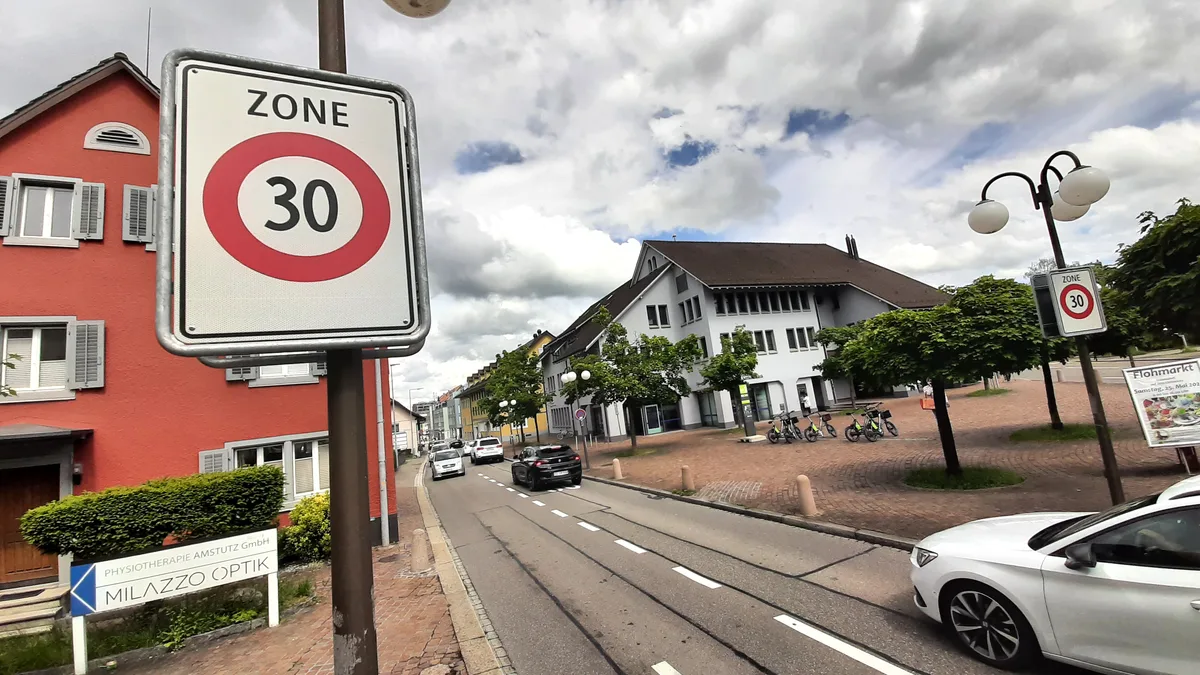 Verkehrssituation in einer Innenstadt.